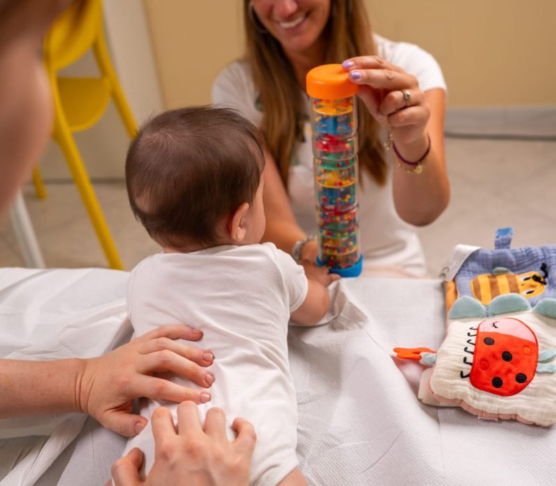 Osteopata D.O. tratta la schiena del neonato per problemi di coliche gassose o reflusso. Specialista in Osteopatia Pediatrica a Collegno.